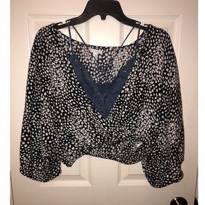 Black and white crop top with flowy arms!